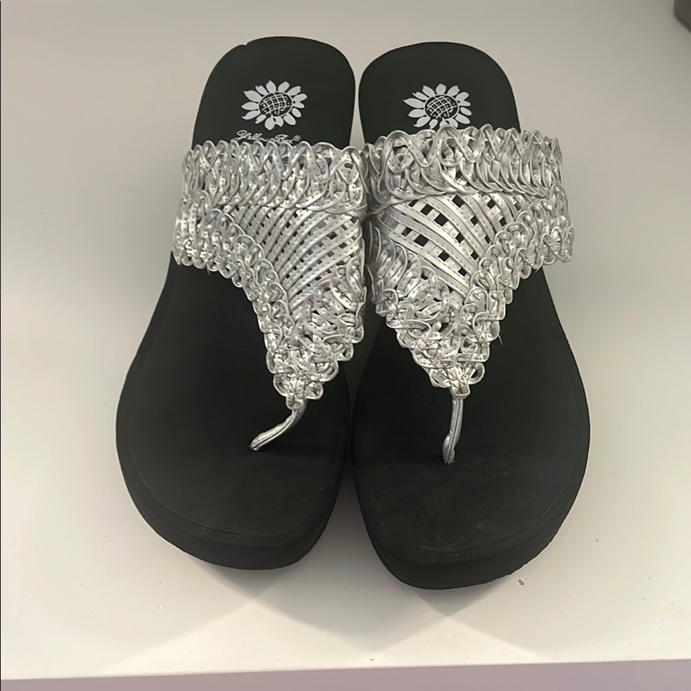 Yellow box beach sandal 💛 in great condition